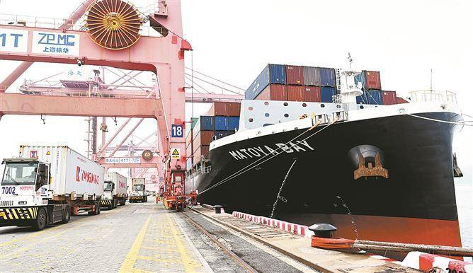 廈門港海天碼頭假期首日吞吐量突破1.2萬標(biāo)箱